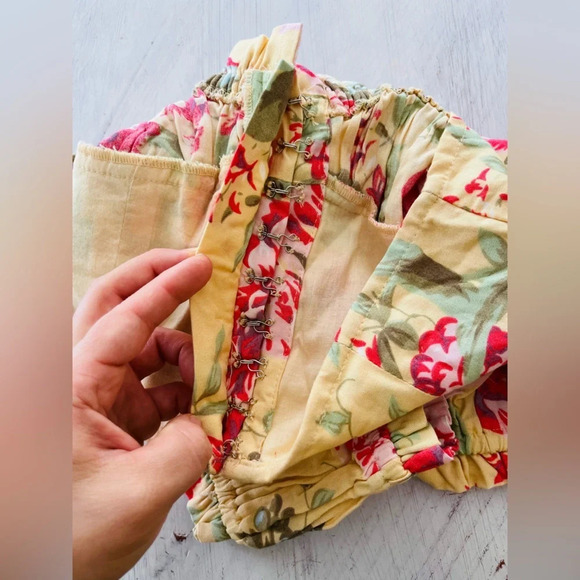 Urban Outfitters Amour Floral Cap Sleeve Cropped Top Size XS NWOT - Picture 3 of 9